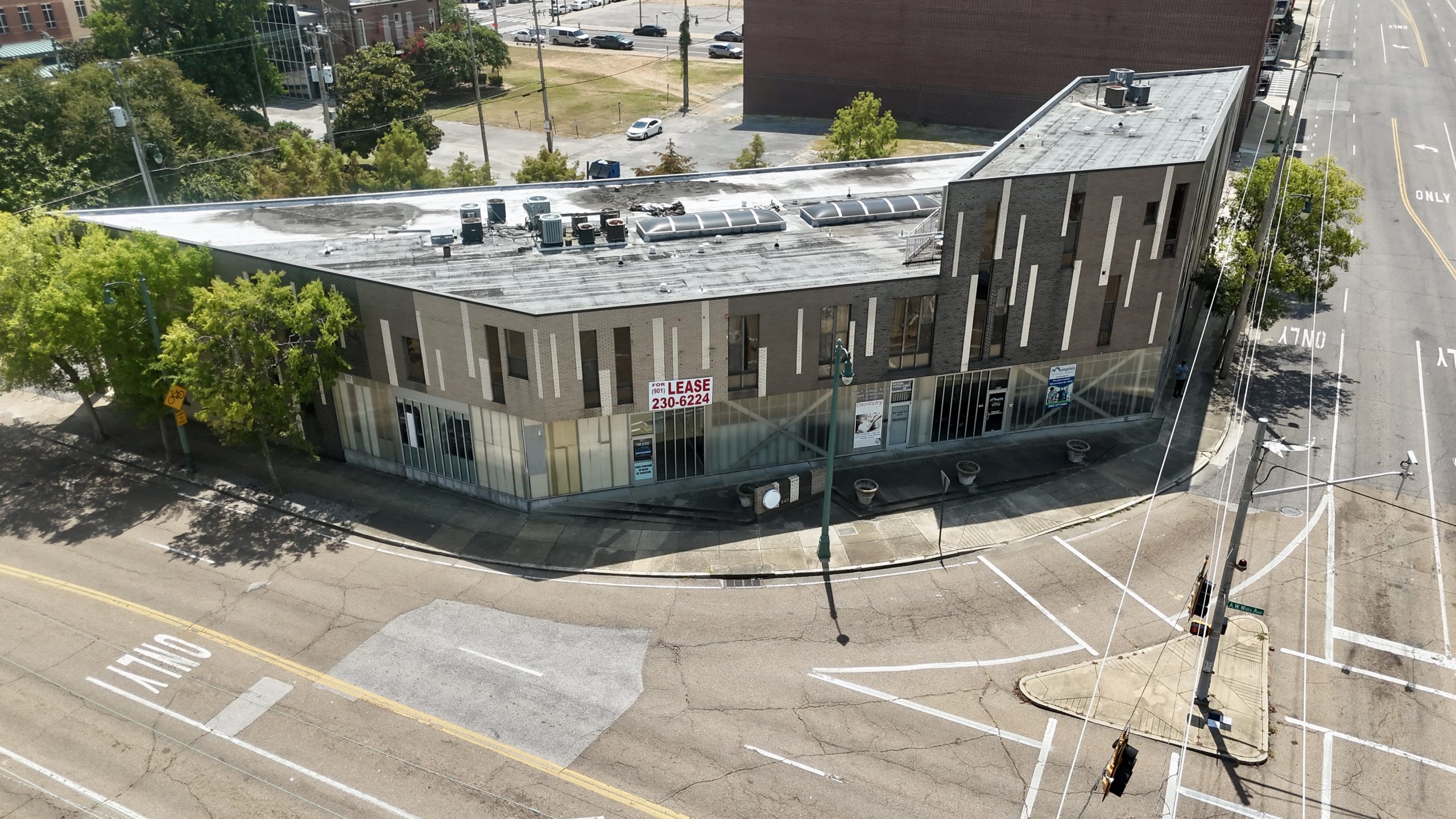 Downtown Memphis | High-visibility corner retail & office – 18,000+ VPD, ample parking | 440 N Front St.
